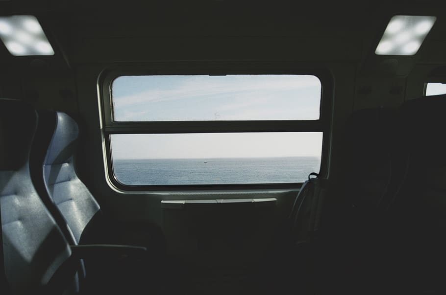 Türverkleidung geöffnet, Fenster, Bullauge, grau, Transport, Auto, Fahrzeug, Automobil, Kleidung, bekleidung, Ärmel, die Architektur, Gebäude, Dachfenster, Polster, lange Ärmel, Reifen, Autositz, Silhouette, Militär-, Matrosenanzug, Fahrzeuginnenraum, Transportmittel, Sitz, Fahrzeugsitz, Himmel, leeren, transparent, öffentliche Verkehrsmittel, Reise, Glas - Material, Tag, Natur, Zug, Flugzeug, keine Leute, Schienenverkehr, Landfahrzeug, draußen, Kabine, Passagierfahrzeuge, 2K