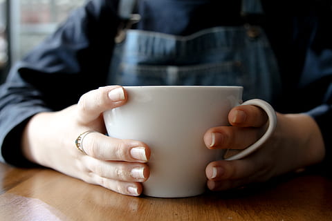 kaffe, te, hænder, te drikkeri, kaffe drikker, holde krus, menneskelig hånd, en person, hånd, kop, midsection, krus, menneskelig kropsdel, bedrift, drikke, kaffekop, tæt på, mad og drikke, kaffe - drikke, fokus på forgrunden, indendørs, bord, forfriskning, livsstil, glas, porcelæn, finger, 4K, CC0, offentligt domæne, royaltyfrie
