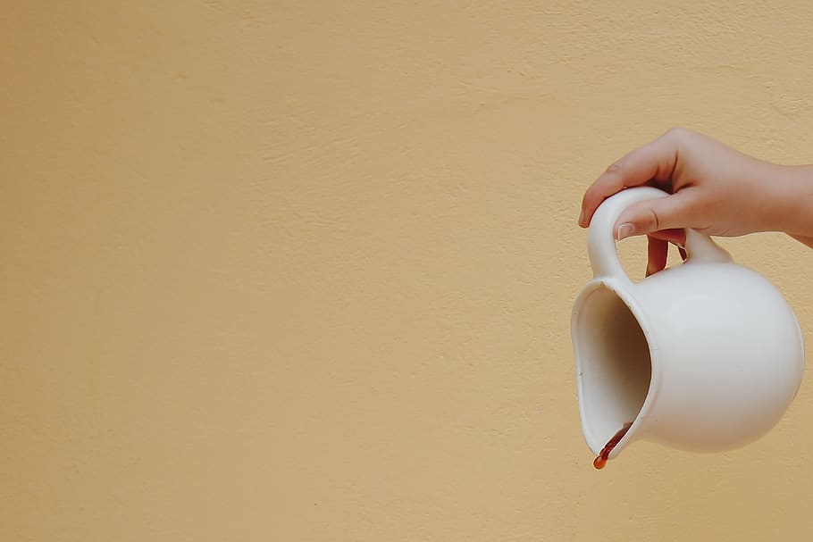 person, hælde, bedrift, kedel, keramisk, tæt på, fokus, hånd, human, indendørs, kande, porcelæn, menneskelig hånd, menneskelig kropsdel, en person, kopiere plads, finger, menneskelig finger, rigtige mennesker, kropsdel, uigenkendelig person, barndom, mad og drikke, livsstil, gul, voksen, afkom, 2K