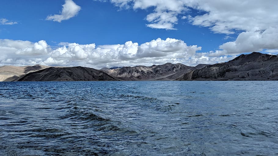 pangong tso, muntanya, aigua, núvol - cel, escenics - natura, paisatge, medi ambient, bellesa a la natura, cel, naturalesa, mar, cap gent, temperatura de fred, Serra, blau, dia, viatjar, destinacions de viatge, rock, gel, a l'aire lliure, muntanya nevada, formació, 2K