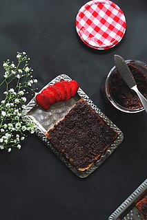 al forno, Pasticcino, grigio, vassoio d'acciaio, bacca, bottiglia, pane, cioccolato, cucinando, buio, delizioso, dolce, conoscitore, cibo, frutta, marmellata, coperchio, nutrizione, piatto, diffusione, fragola, tavolo, gustoso, cibo e bevande, freschezza, indulgenza, vista dall'alto, cibo dolce, natura morta, nessuno, in casa, utensile da cucina, pronto a mangiare, tentazione, mangiare malsano, frutti di bosco, torta, torta al cioccolato, sfondo nero, 5K, CC0, dominio pubblico, privo di copyright