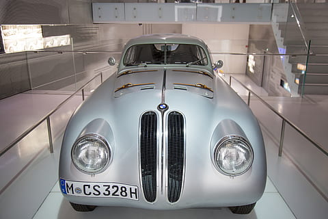 šedé auto, vozidlo, automobil, auto, přeprava, sportovní auto, pneumatika, kupé, světlo, světlomet, hot rod, auto jaguar, kola z lehké slitiny, mluvil, kolo, stroj, Přehlídka aut, mřížka, autodům, kola automobilu, konvertibilní, způsob dopravy, pozemního vozidla, retro stylu, uvnitř, motorové vozidlo, nikdo, Historické auto, osvětlovací zařízení, vysoký úhel pohledu, bohatství, detail, luxus, kov, lesklý, čelní pohled, stříbrné barvy, chrom, 5K, CC0, veřejná doména, bez autorských práv