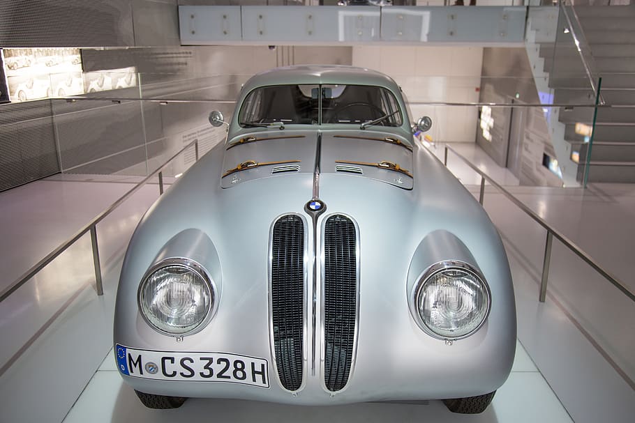 šedé auto, vozidlo, automobil, auto, přeprava, sportovní auto, pneumatika, kupé, světlo, světlomet, hot rod, auto jaguar, kola z lehké slitiny, mluvil, kolo, stroj, Přehlídka aut, mřížka, autodům, kola automobilu, konvertibilní, způsob dopravy, pozemního vozidla, retro stylu, uvnitř, motorové vozidlo, nikdo, Historické auto, osvětlovací zařízení, vysoký úhel pohledu, bohatství, detail, luxus, kov, lesklý, čelní pohled, stříbrné barvy, chrom, 5K