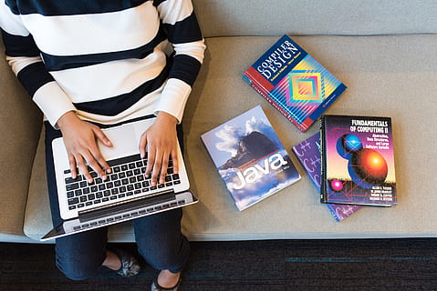développeur, livres, Java, ordinateur, portable, codage, programmeurs, type, femme, femelle, développement, Technologie sans fil, une personne, La technologie, adulte, vue grand angle, lien, à l'intérieur, la communication, utilisant un ordinateur portable, table, dactylographie, femmes, partie du corps humain, section médiane, meubles, partie du corps, la créativité, clavier, 5K, CC0, domaine public, libre de droits