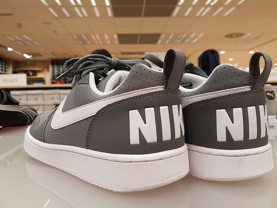 Deutschland, Chemnitz, objectes, sabates, nike, a l'interior, natura morta, centrar-se en primer pla, cap gent, primer pla, roba, esport, text, sabata, gran grup d'objectes, comunicació, guió occidental, venda al detall, prestatge, botiga, negocis, tèxtil, visualització al detall, 4K