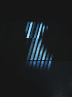 llum, ombra, patró, blau, línia, fila, forma, pas, escala, ordenat, ordre, neó, record, onzena, onze, setembre, 11/9, 9.11, 11.9, recorda, fons, resum, fosc, finestra, llum - fenomen natural, arquitectura, cap gent, futurista, color negre, a l'interior, il·lustració, funció de construcció de parets, modern, disseny, espai, ratlles, reflexió, 4K, CC0, domini públic, lliure de regalies