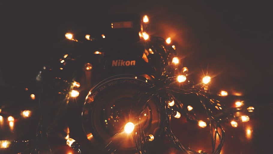 nikon, guidato, luces, illuminato, notte, attrezzatura per l'illuminazione, nessuno, luci di Natale, strada, architettura, celebrazione, decorazione, città, lampione, struttura costruita, raggiante, all'aperto, luce, evento, albero, Inquadratura dal basso, esterno dell'edificio, natura, 5K
