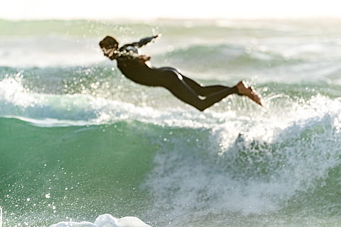 om, scufundare, valuri, acțiune, plajă, picaj, mişcare, ocean, agrement, mare, stropi, vară, surf, surfboarding, surfer, apă, sporturi acvatice, val, umed, nimici, sportiv, sport acvatic, o persoana, surfing, lungime totală, natură, zi, Activitatea de agrement, bărbați, la mijlocul-aer, teren, în aer liber, placă de surf, bălăceală, calificare, libertate, brațul uman, 5K, CC0, domeniu public, fără drepturi de autor