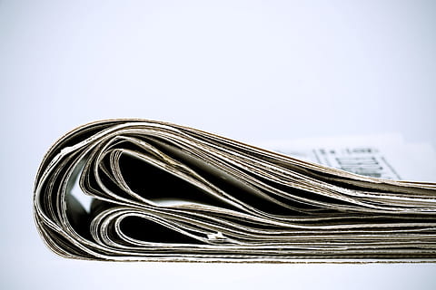giornali, giornale, stampa, pila, giornalismo, piegato, scrittura, attività commerciale, carta, tabloid, fotografia, artsandentertain, mucchio, giornale quotidiano, documento, focusonforegroun, orizzontale, raccolta differenziata, la stampa, newspaperheadlin, comunicato stampa, stampare, pasticcio di annunci, avvicinamento, conceptsandideas, globalcommunicat, colore, ultime notizie, testo, informazioni mediu, articolo, supporti stampati, messa a fuoco selettiva, broadsheet, i media, comunicazione, sfondo bianco, in casa, copia spazio, nessuno, girato in studio, ritagliare, singolo oggetto, Oggetto creato dall'uomo, fatto dall'uomo, concentrarsi sulle conoscenze acquisite, grigio, lavoro d'ufficio, 4K, CC0, dominio pubblico, privo di copyright