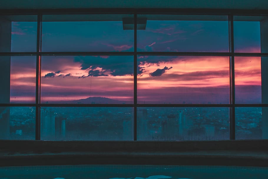 paisatge, paisatge urbà, degradat, cel, rosa, cel rosa, finestra, ciutat, naturalesa, muntanyes, neó, blau, groc, vidriera, brandon woelfel, Filipines, ortigas, cels, gratacels, núvol - cel, aigua, mar, vidre - material, bellesa a la natura, transparent, posta de sol, reflexió, escenics - natura, cap gent, escena tranquil·la, a l'aire lliure, idíl·lic, tranquil·litat, horitzó sobre l’aigua, marc de finestra, 5K