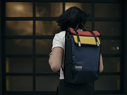 남자, 서 있는, 착용, 검은, 빨간, 노랑, 배낭, 뒷모습, 건물, 그림 물감, 유행, 현대, 사람, 거리, 입고 있다, 배면도, 한 사람, 3/4 길이, 실내, 진짜 사람들, 직업, 의류, 제복, 가방, 성인, 전경 초점, 허리를 세워라, 건축물, 안전, 평상복, 헤어 스타일, 2K