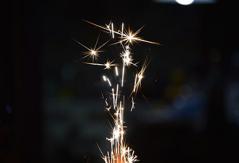 cahaya, liburan, diterangi, perayaan, kembang api, peristiwa, budaya seni dan hiburan, gerakan, malam, meledak, pertunjukan kembang api, bersinar, sparkler, gerakan kabur, paparan panjang, objek buatan kembang api, fokus pada latar depan, tidak ada orang, alam, di luar rumah, bunga api, malam tahun baru, 4K, CC0, domain publik, bebas royalti