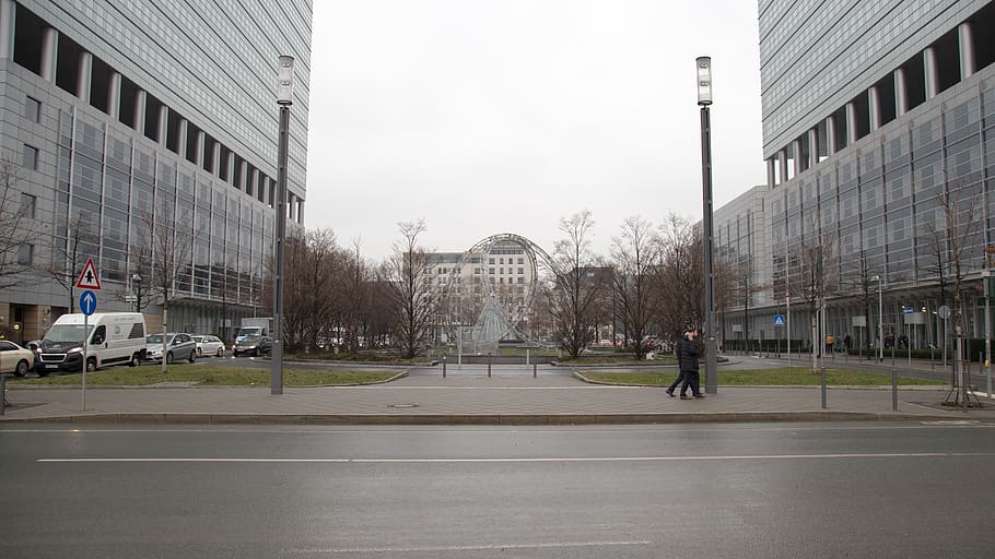 cittadina, centro, urbano, costruzione, città, umano, persona, edificio per uffici, architettura, veicolo, mezzi di trasporto, auto, automobile, camion, strada, asfalto, intersezione, plaza, piazza cittadina, esterno dell'edificio, struttura costruita, cielo, giorno, ufficio, natura, edificio per uffici esterno, moderno, all'aperto, persone accessorie, vita di città, veicolo terrestre, 5K