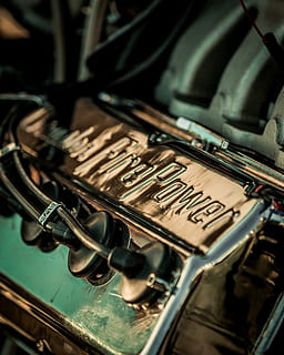 compartiment de motor negre, cultura i entreteniment artístic, cap gent, instrument musical, música, a l'interior, primer pla, metall, equipament musical, natura morta, vell, enfocament selectiu, vista d’angle alt, dia, centrar-se en primer pla, comunicació, text, instrument de llautó, vehicle terrestre, 4K, CC0, domini públic, lliure de regalies