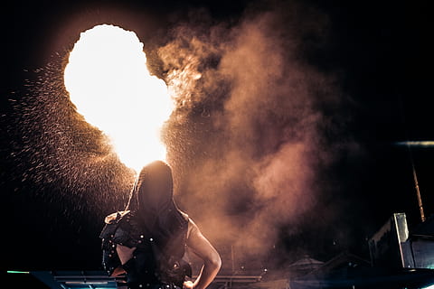 la personne, permanent, à côté de, Feu, la nuit, Danse, explosion, cracheur de feu, performance, étape, artiste de rue, Talent, une personne, fumée - structure physique, adulte, feu - phénomène naturel, brûlant, Vrais gens, chaleur - température, Hommes, Occupation, flamme, culture artistique et divertissement, vue de côté, la communication, la nature, sport, nuit, signe, 5K, CC0, domaine public, libre de droits