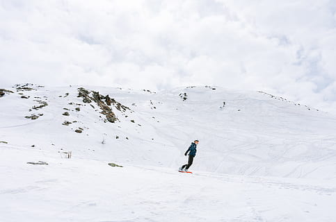 snowboard, acțiune, activ, alpin, Alpi, luminos, rece, zi, la vale, extrem, călătorie, îngheţ, distracţie, vacanţă, Italia, mod de viata, Livigno, Munte, natură, în aer liber, in afara, oameni, praf, agrement, stațiune, sezon, sezonier, Statiune de schi, schi, pantă, zăpadă, acoperit cu zăpadă, sportiv, sport, soare, însorit, turism, concediu de odihna, alb, iarnă, temperatura rece, Activitatea de agrement, aventură, o persoana, lungime totală, scenice - natura, nor - cer, activitate, sport de iarna, de munte, frumusețe în natură, culoare alba, un munte acoperit de zăpadă, haine calde, libertate, 4K, CC0, domeniu public, fără drepturi de autor