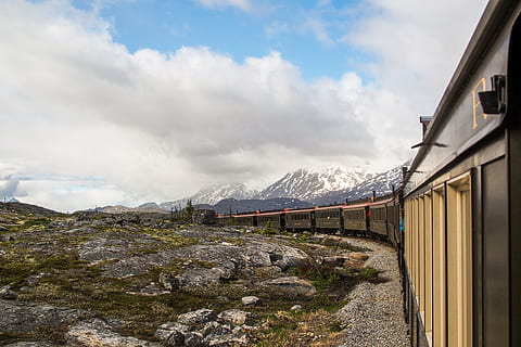 tog, jernbane, transportmidler, togspor, køretøj, passager bil, grus, vej, grusvej, lokomotiv, fragtbeholder, jord, fragtbil, flyvningen, fly, Lysthuset, udendørs, have, natur, bjerg, sky - himmel, himmel, scenics - natur, bjergkæde, arkitektur, skønhed i naturen, bygget struktur, dag, ingen mennesker, miljø, bygning udvendig, landskab, rolig scene, ikke-urbane scene, ro, sne, snedækket bjerg, bjergtop, 4K, CC0, offentligt domæne, royaltyfrie