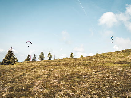camp de gespa, blau, cel, cel blau, núvols, la llum del dia, medi ambient, camp, herba, pastures, paisatge, parapents, escènic, aventura, esport, Esports extrems, volant, bellesa a la natura, a l'aire, dia, paracaigudes, persona irreconeixible, planta, naturalesa, activitat d'oci, persones reals, núvol - cel, parapent, terra, tranquil·litat, a l'aire lliure, 4K, CC0, domini públic, lliure de regalies