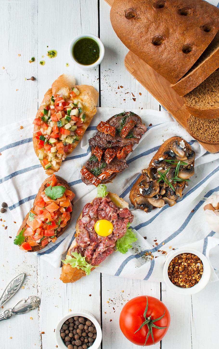flay, laïc, fotografia, rodanxes, pans, vedella, verdures, superior, cau, bruschetta, pa, oli, taula, drap, tomàquet, brindis, fresc, saludable, menjar, peix, pis pla, orgànic, aperitiu, saborós, gourmet, espècia, frescor, sopar, cuinar, cultures, material de fusta, herba, vegetals, vaixella, dinar, pebre - condiment, alimentació saludable, berenar, carn, primer pla, placa, All, refresc, rústic, restaurant, fons, variació, cuit, calor - temperatura, pebre vermell, esmorzar, pebrot picant, ingredient, vermell, casolà, condiment, 2K