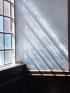 i raggi del sole, streaming, finestra, luce, Home decor, tenda, ombra della finestra, parete, colore, sottile, ombra, morbido, costruzione, alloggiamento, mattone, urbano, cittadina, alto aumento, città, Chiesa, in casa, nessuno, giorno, luce del sole, Colore bianco, caratteristica della parete, natura, assenza, architettura, stanza domestica, tessile, struttura costruita, mobilia, vuoto, bianca, letto, 4K, CC0, dominio pubblico, privo di copyright