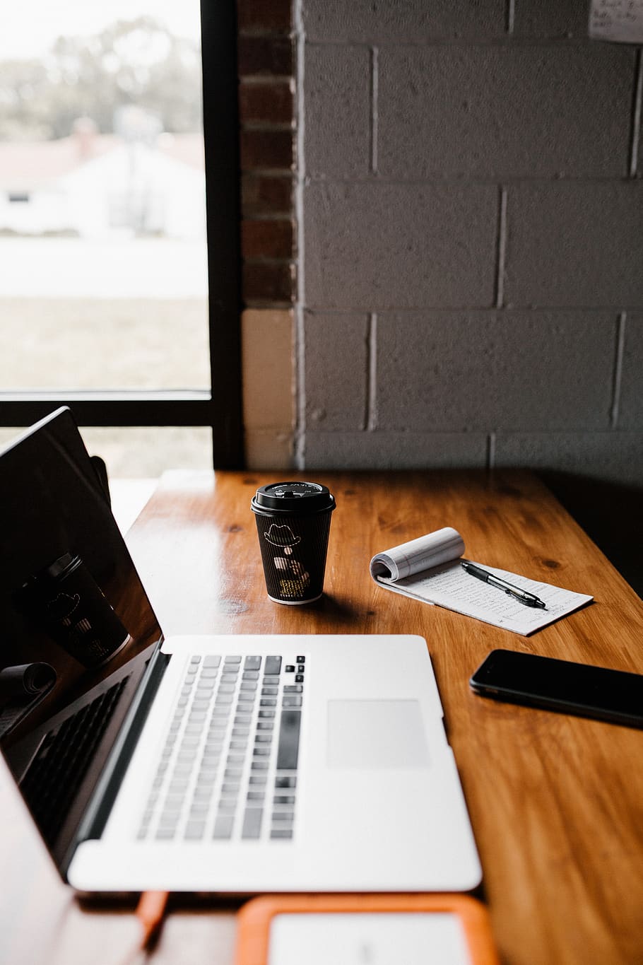 ordinador, PC, electrònica, teclat, portàtil, teclat d’ordinador, maquinari, maquinari de l'ordinador, taula, mobles, pantalla, fusta, Greensboro, Estats Units, la companyia de cafè green joe, escriptori, telèfon mòbil, tassa de cafè, tassa, beure, tecnologia sense fils, tecnologia, comunicació, connexió, paper, a l'interior, natura morta, cap gent, oficina, negocis, material de fusta, bolígraf, dispositiu d’informació portàtil, publicació, dia, 5K