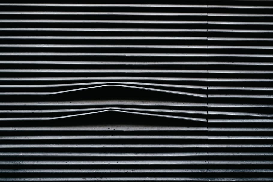 persianes, línia, finestra, blanc, negre, patró, marc complet, fons, a l'interior, cap gent, primer pla, repetició, metall, ratlles, textura, ombra, disseny, resum, arquitectura, detall, en fila, forma, llum solar, dia, paret, ferro, color plata, corrugat, 2K