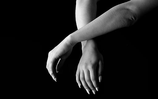 leve, estúdio, modelo, mãos, sombra, unhas, retrato, Cruz, cabelo, mão humana, mão, parte do corpo humano, tiro do estúdio, parte do corpo, uma pessoa, dentro de casa, fundo preto, mulheres, dedo, dedo humano, copie o espaço, adulto, meio, perna humana, estilos de vida, descalço, tocando, pessoas reais, membro humano, 2K, CC0, domínio público, royalty free