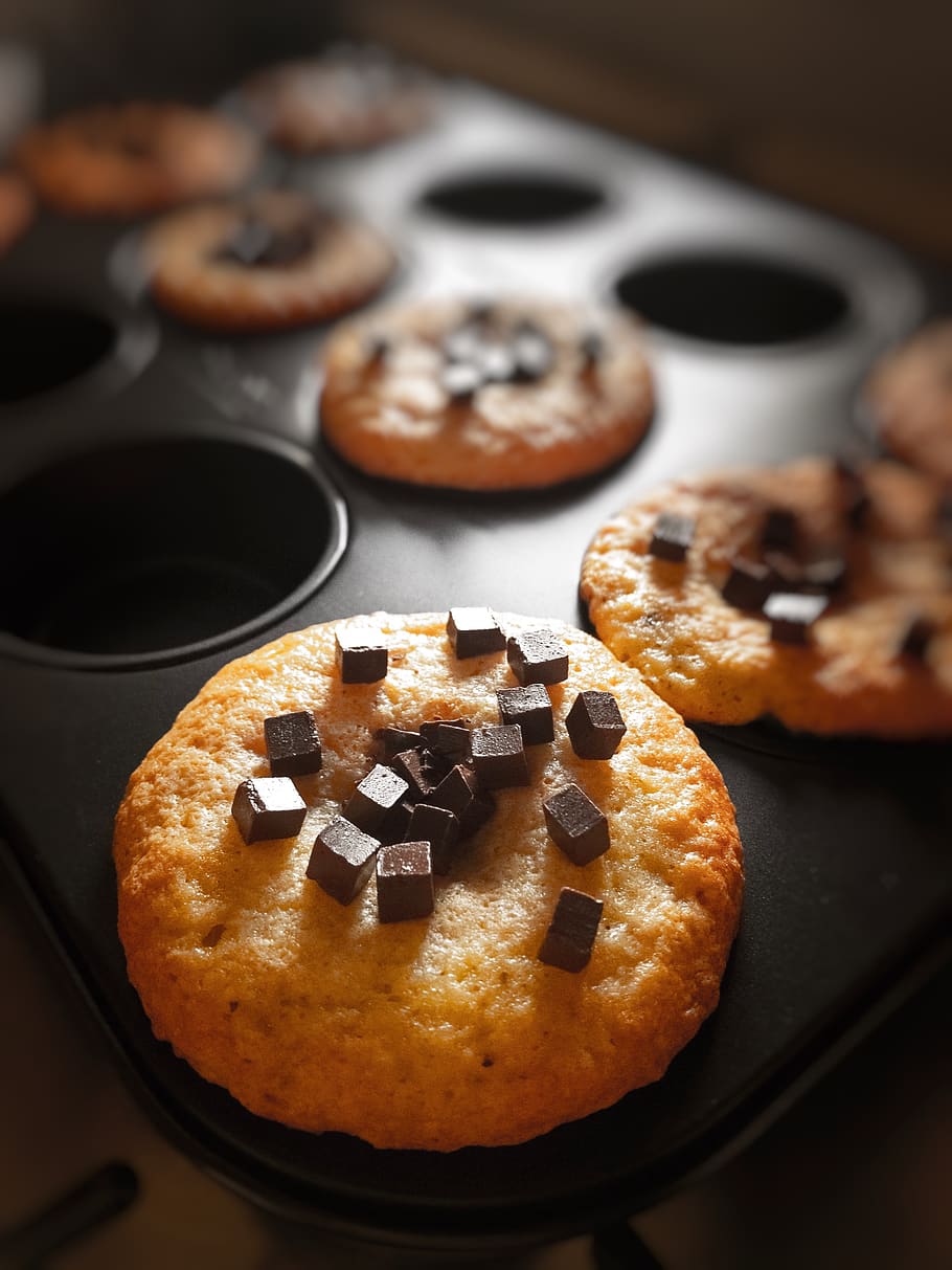cupcakes de xocolata, enfornar, al forn, fleca, cocció, marró, caramels, xocolata, primer pla, magdalenes, deliciós, focus, menjar, casolà, indulgència, cuina, muffin, pastisseria, natura morta, sucre, saborós, menjar i beguda, menjar dolç, frescor, dolç, postres, a l'interior, menjar poc saludable, llest per menjar, temptació, cap gent, vista d’angle alt, centrar-se en primer pla, cookie, enfocament selectiu, taula, element de pastisseria al forn, xemeneia, berenar, safata, 4K