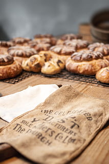 bossa, fusta, al costat, cuit, pans, al forn, fleca, cocció, arpillera, deliciós, focus, menjar, fotografia de menjar, a l'interior, pastes, saborós, menjar i beguda, natura morta, frescor, enfocament selectiu, taula, paper, cap gent, primer pla, centrar-se en primer pla, pa, text, menjar francès, alimentació saludable, material de fusta, benestar, gran grup d'objectes, llesca de pa, berenar, 5K, CC0, domini públic, lliure de regalies
