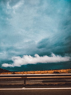 bewölkter Himmel, Wolken, wolkig, Straße, Himmel, wolke - himmel, Transport, Natur, keine Leute, Schönheit in der Natur, bedeckt, Szenen - Natur, ruhige Szene, Ruhe, Umgebung, draußen, Tag, Landschaft, Zeichen, die Straßenmarkierung, Sturm, Sturmwolke, 4K, CC0, gemeinfrei, lizenzfrei