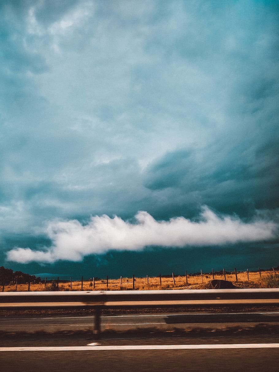 bewölkter Himmel, Wolken, wolkig, Straße, Himmel, wolke - himmel, Transport, Natur, keine Leute, Schönheit in der Natur, bedeckt, Szenen - Natur, ruhige Szene, Ruhe, Umgebung, draußen, Tag, Landschaft, Zeichen, die Straßenmarkierung, Sturm, Sturmwolke, 4K