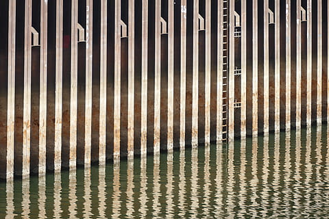 struktur, linje, mønster, abstrakt, lys, design, arkitektur, geometriske, baggrund, Havn, pool, dokker, moderne, form, kunst, vand, spejling, spejl, fuld ramme, ingen mennesker, baggrunde, metal, bygget struktur, gentagelse, bygning, dag, bygning udvendig, sikkerhed, rækværk, udendørs, i en række, beskyttelse, tæt på, barriere, tekstureret, sølvfarvet, 5K, CC0, offentligt domæne, royaltyfrie