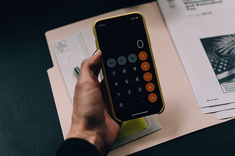 czarny smartfon z Androidem, ludzka ręka, dłoń, kalkulator, część ludzkiego ciała, jedna osoba, finanse, numer, technologia, prawdziwi ludzie, wewnątrz, wysoki kąt widzenia, porozumiewanie się, biznes, mężczyźni, perspektywa osobista, osoba nie do poznania, stół, trzymać, zbliżenie, klawiatura, obliczenie, gospodarka, palec, 5K, CC0, domena publiczna, darmowe zdjęcia