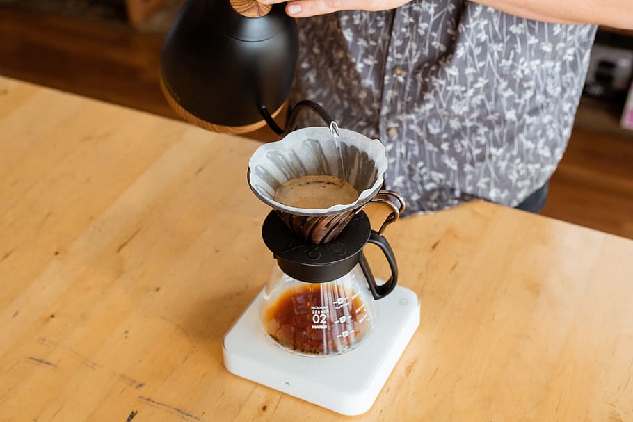 tetera negra, llet, baristum, adelaide, cafeteria, cafè aboca, gra de cafè, art latte, v60, abocar, chemex, cafè, menjar i beguda, beure, refresc, tassa, taula, a l'interior, una persona, cafè - beguda, frescor, tassa de cafè, menjar, celebració, abocament, preparació, persones reals, beguda calenta, vista d’angle alt, mà, vaixella, 5K