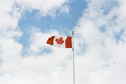 pavilion canada, nor - cer, cer, steag, patriotism, roșu, vedere unghiulară joasă, vânt, natură, mediu inconjurator, zi, nici o persoana, culoare alba, pol, în aer liber, emoţie, mândrie, zbor, formă, icoana nationala, frunză de arțar, 2K, CC0, domeniu public, fără drepturi de autor