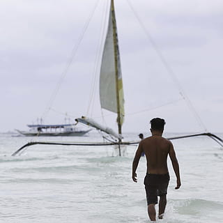 solitário, agua, uma pessoa, mar, atividade de lazer, sem camisa, pessoas reais, visão traseira, estilos de vida, homens, terra, de praia, barco a vela, natureza, embarcação náutica, de pé, transporte, dia, céu, comprimento de três quartos, ao ar livre, calção, criança pré-adolescente, 2K, CC0, domínio público, royalty free