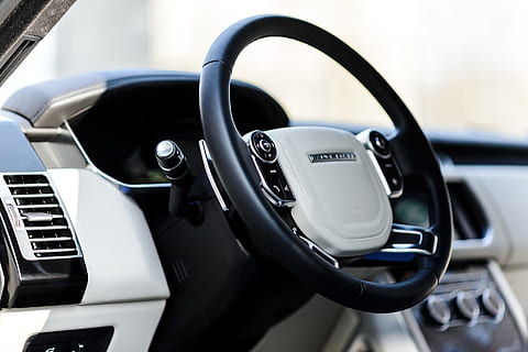 styre, styring, interiør, område, rover, jeep, bil, auto, transportere, svart, rik, skinne, ri, merke, varemerke, motorkjøretøy, transportmiddel, transport, land kjøretøy, nærbilde, ratt, cockpit, moderne, ingen folk, teknologi, innendørs, dashbord, svart farge, luksus, fokusere på forgrunnen, kontrollpanel, plast, Automatisk, 1080P, CC0, offentlig domene, opphavsrett gratis