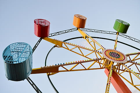 noria multicolor, Parc d'atraccions, roda de ferris, llum, pal d’utilitat, muntanya russa, planta, aloe, dispositiu elèctric, antena, òxid, passeig marítim, edifici, pont, herba, gespa, parc, a l'aire lliure, tela, passeig pel parc d’atraccions, cel, cultura i entreteniment artístic, cel clar, vista d’angle baix, naturalesa, cap gent, activitat d'oci, metall, diversió, dia, recinte firal, carnaval, estructura construïda, alta - alta, multicolor, acer, emoció, 4K, CC0, domini públic, lliure de regalies