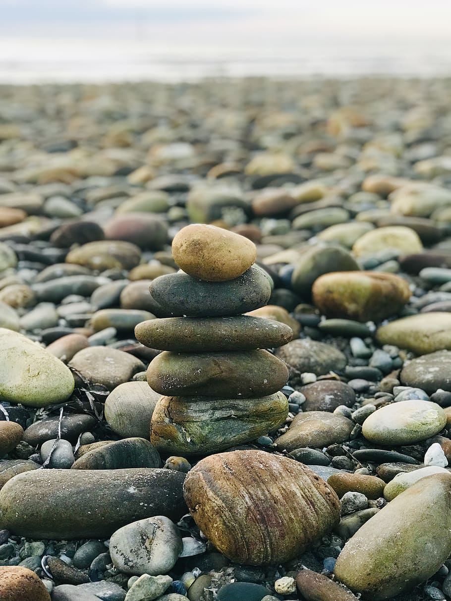 pila de roques, platja, roques, rock, apilats, equilibri, zen, tranquil, pedra - objecte, sòlid, pedra, còdols, pila, terra, naturalesa, cap gent, rock - object, gran grup d'objectes, dia, centrar-se en primer pla, abundància, tranquil·litat, primer pla, escena tranquil·la, bellesa a la natura, a l'aire lliure, 4K