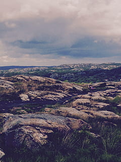 landskapsfotografi, brun, fjell, omgitt, gress, eventyr, skyer, dagslys, miljø, gå, landskap, fjellene, natur, bergarter, himmel, sky - himmel, naturskjønnhet - natur, skjønnhet i naturen, rolig scene, anlegg, ro, land, ingen folk, ikke-urbane scene, dag, utendørs, stein, tre, idylliske, bergformasjon, 2K, CC0, offentlig domene, opphavsrett gratis