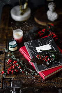 книги, свежий, падуб, рабочая среда, книга, стол письменный, ноутбук, чтение, образ жизни, свежий кокос, красный, свечи, рождество, нет людей, праздник, день отдыха, украшение, в помещении, рождественские украшения, высокий угол обзора, подарок, Таблица, завод, рождественское украшение, Рождественская елка, контейнер, натюрморт, свеча, крупный план, еда и напитки, приход, 5K