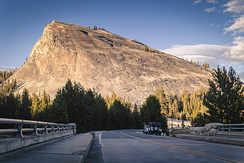 montanha marrom, plantar, árvore, abeto, abies, conífera, ao ar livre, natureza, estrada, cúpula de lembert, parque, caminho, rodovia, por do sol, tarde, yosemite, lembert, nacional, cúpula, inclinação, montanha, transporte, modo de transporte, veículo motorizado, carro, céu, beleza na natureza, ninguém, viagem, dia, nuvem - céu, veículo terrestre, scenics - natureza, cadeia de montanhas, direção, montanha coberta de neve, 5K, CC0, domínio público, royalty free