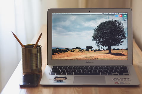 Tabelle, Arbeit, Arbeitsplatz, Arbeitstisch, Bleistift, Stift, MacBook, Notizbuch, Luft, iphone, Telefon, Aufkleber, Technologie, Computer, kabellose Technologie, Verbindung, Kommunikation, Laptop, Computerausrüstung, Computernetzwerk, drinnen, Internet, Tastatur, Schreibtisch, Bildschirm, keine Leute, Computerbildschirm, Computer Tastatur, Gerätebildschirm, Pflanze, Möbel, Surfen im Internet, 5K, CC0, gemeinfrei, lizenzfrei