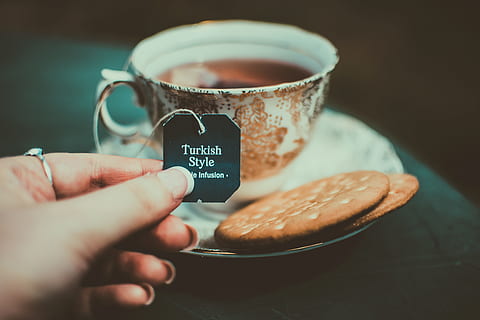 persona, participación, turco, estilo, té, bolso, Corbata, bebida, galletas, desayuno, cafeína, de cerca, vaso, delicioso, beber, comida, mano, caliente, bebida caliente, adentro, jarra, platillo, etiqueta, taza para té, té turco, mano humana, parte del cuerpo humano, taza de café, café, comida y bebida, café - bebida, una persona, refresco, comunicación, parte del cuerpo, taza de te, dedo, vajilla, 5K, CC0, dominio público, libre de derechos