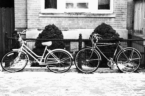 bicicletas, parceiro, dois, exterior do edifício, arquitetura, bicicleta, transporte, estrutura construída, veículo terrestre, modo de transporte, estacionário, construção, cidade, ninguém, dia, janela, ao ar livre, rua, parede de tijolos, tijolo, parede, estacionamento, trilha, roda, 5K, CC0, domínio público, royalty free