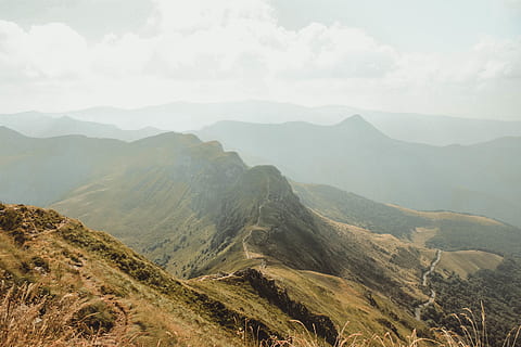 dağ, dağ silsilesi, doğa, ibik, açık havada, Tepe, peyzaj, parc naturel bölgesi des volcans d'auvergne, Fransa, yol, yamaç, ağaç, dağ sırtı, bulut, iz, pus, tabaka, yeşil, çöl, parlak, manzaralar - doğa, doğada güzellik, sakin sahne, huzur, gökyüzü, çevre, kentsel olmayan sahne, bulut - gökyüzü, pastoral, gün, sis, uzak, insansız, fiziksel coğrafya, arazi, dağ zirvesi, yuvarlanan manzara, 5K, CC0, kamu malı, telif ücretsiz