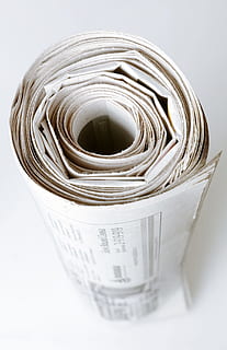 giornali, giornale, stampa, pila, giornalismo, piegato, scrittura, attività commerciale, carta, tabloid, fotografia, artsandentertain, mucchio, giornale quotidiano, documento, focusonforegroun, orizzontale, raccolta differenziata, la stampa, newspaperheadlin, comunicato stampa, stampare, pasticcio di annunci, avvicinamento, conceptsandideas, globalcommunicat, colore, ultime notizie, testo, informazioni mediu, articolo, supporti stampati, messa a fuoco selettiva, broadsheet, i media, comunicazione, arrotolato, in casa, nessuno, contenitore, natura morta, vaso, girato in studio, sfondo bianco, copia spazio, ritagliare, singolo oggetto, Colore bianco, nastro adesivo, 2K, CC0, dominio pubblico, privo di copyright