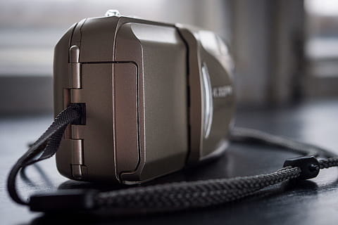 elektronikk, kamera, datamaskin, maskinvare, mus, stropp, digitalkamera, adapter, videokamera, tape spiller, kassettspiller, apparatet, brødrister, støpsel, telefon, Linsedeksel, støvsuger, stereo, gps, hodetelefoner, teknologi, forbindelse, kommunikasjon, nærbilde, ingen folk, selektiv fokusering, enkelt objekt, reise, virksomhet, innendørs, data utstyr, kabel, fokusere på forgrunnen, trådløs teknologi, lær, bagasje, stilleben, koffert, 5K, CC0, offentlig domene, opphavsrett gratis