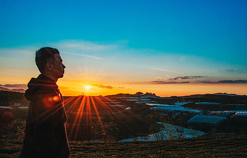 foto, uomo, indossare, felpa con cappuccio, tramonto, retroilluminato, ambiente, idilliaco, paesaggio, luce, natura, persona, panoramico, vista laterale, cielo, sole, Alba, tranquillo, una persona, persone reali, attività di svago, in piedi, bellezza nella natura, nuvola - cielo, stili di vita, uomini, scenics - natura, luce del sole, colore arancione, la tranquillità, raggio di sole, scena tranquilla, riflesso lente, all'aperto, 1080P, CC0, dominio pubblico, privo di copyright