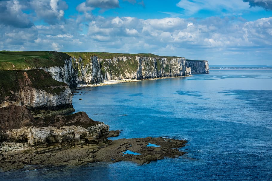 skalny urwisko, ciało, woda, klify, chmury, pochmurny, idylliczny, Natura, ocean, sceniczny, morze, pejzaż morski, pobrzeże, niebo, cichy, scenics - natura, skała, piękno natury, rock - obiekt, chmura - niebo, solidny, wylądować, formacja skalna, plaża, spokojna scena, spokój, żadnych ludzi, dzień, Klif, horyzont nad wodą, na dworze, skaliste wybrzeże, erozja, 5K